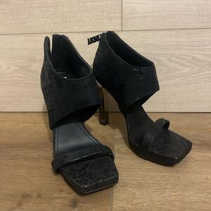 NWOB Women’s DKNY Dava Sandals Black Size 6M Trackten